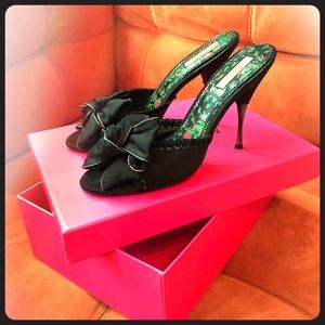 Adorable Betsey Johnson Bow Too Heel